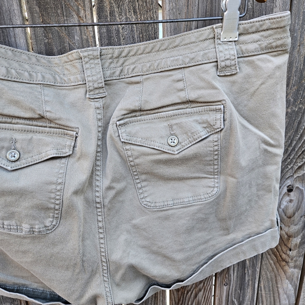 Torrid Women's Tan Shorts Size 18 - Picture 14 of 16